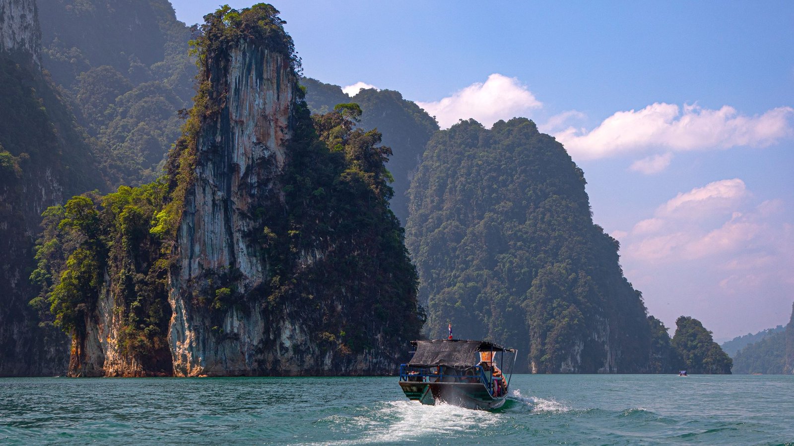 Longtail sur le lac de Cheow Lan, sous les pitons boisés de Khao Sok