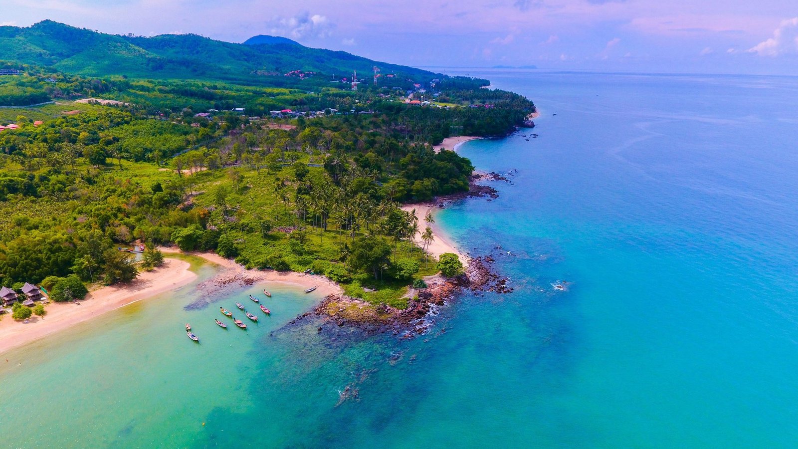 Vue aérienne d'une anse de sable et d'une pointe rocheuse sur la côte de Koh Lanta