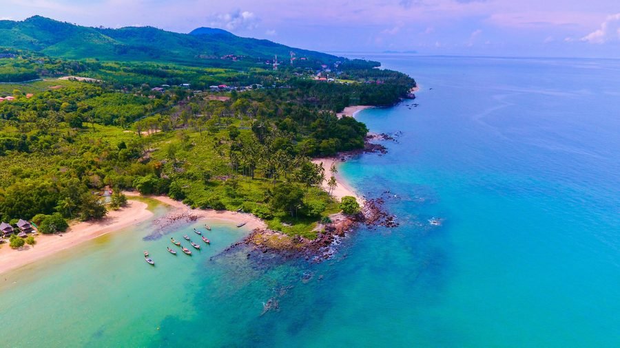 Vue aérienne d'une anse de sable et d'une pointe rocheuse sur la côte de Koh Lanta