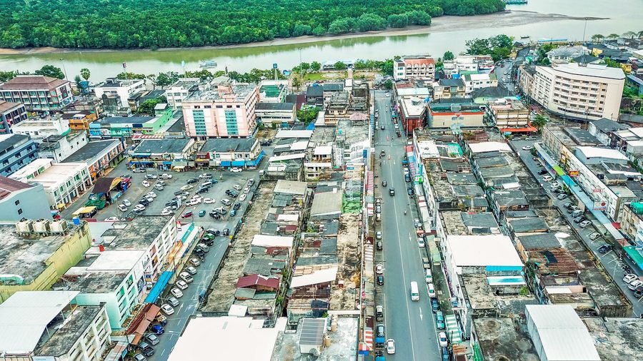 Krabi Town vue d'en haut, ses rues qui descendent vers la rivière et la mangrove sur l'autre rive