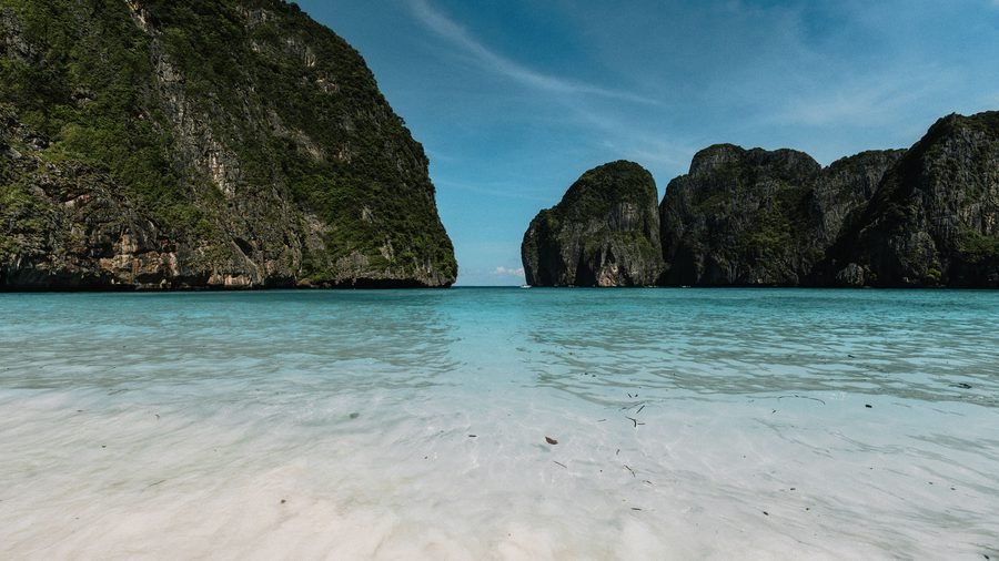 Eaux turquoise de Maya Bay, l'entrée de la baie encadrée de falaises calcaires